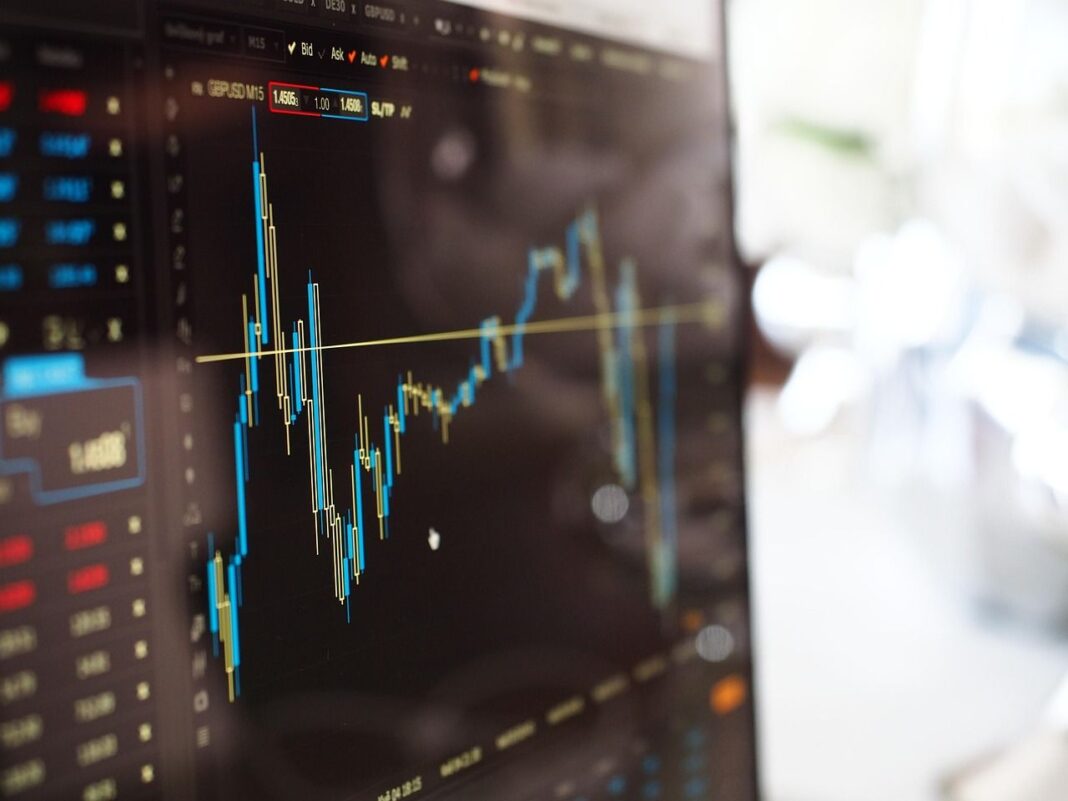 XRP Loses 200-day Average, Bitcoin Dips Below $105K as Traders Eye Core PCE
