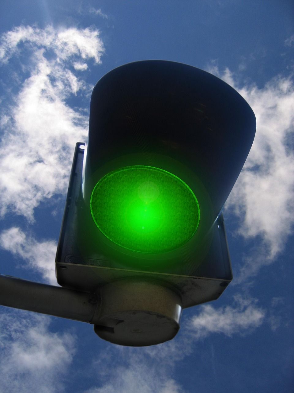 Proven BTC MACD Indicator Flashes Green, Supporting Analysts' $140K-$200K Price Predictions